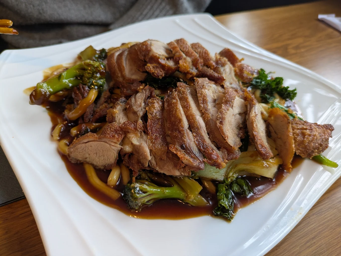 Gegrilltes Fleisch mit Gemüse